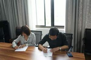 推進(jìn)幫帶結(jié)對(duì)建設(shè)，搭建成長(zhǎng)成才大舞臺(tái) ——房總集團(tuán)導(dǎo)師傳幫帶簽訂